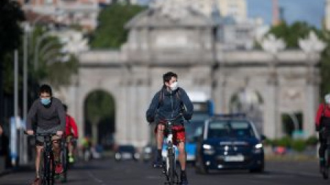La fiebre de la bicicleta se desata por las calles de Madrid durante el confinamiento La fiebre de la bicicleta se desata por las calles de Madrid durante el confinamiento