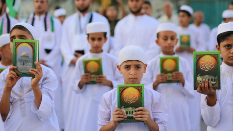 Los niños participan en una marcha en el campo de refugiados de Al Buraj en el centro de Gaza para 400 niños palestinos que han terminado de memorizar el Corán, el libro sagrado del Islam, a 8 de octubre de 2021.- Mahmoud Khattab / Europa Press Los niños participan en una marcha en el campo de refugiados de Al Buraj en el centro de Gaza para 400 niños palestinos que han terminado de memorizar el Corán, el libro sagrado del Islam, a 8 de octubre de 2021.- Mahmoud Khattab / Europa Press
