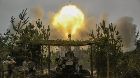 Militares ucranianos disparan con un TRF-1de 155 mm contra posiciones rusas, el 27 de marzo 2023. Foto: Aris Messinis / AFP Militares ucranianos disparan con un TRF-1de 155 mm contra posiciones rusas, el 27 de marzo 2023. Foto: Aris Messinis / AFP