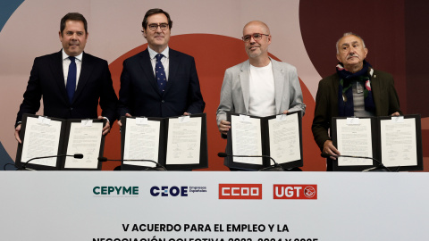 El presidente de CEPYME, Gerardo Cueva; el presidente de la CEOE, Antonio Garamendi; el secretario general de CCOO, Unai Sordo, y el secretario general de UGT, Pepe Álvarez, muestran los documentos durante la firma del V Acuerdo para el Empleo y la Nego El presidente de CEPYME, Gerardo Cueva; el presidente de la CEOE, Antonio Garamendi; el secretario general de CCOO, Unai Sordo, y el secretario general de UGT, Pepe Álvarez, muestran los documentos durante la firma del V Acuerdo para el Empleo y la Negoc