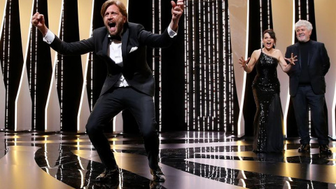 El sueco Ruben Ostlund celebra haber ganado la Palma de Oro por su película 'The Square' en el Festival de Cannes. /EFE El sueco Ruben Ostlund celebra haber ganado la Palma de Oro por su película 'The Square' en el Festival de Cannes. /EFE
