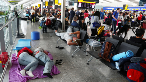 Pasajeros esperando en la terminal 5 del aeropuerto londinense de Heathrow. /REUTERS Pasajeros esperando en la terminal 5 del aeropuerto londinense de Heathrow. /REUTERS