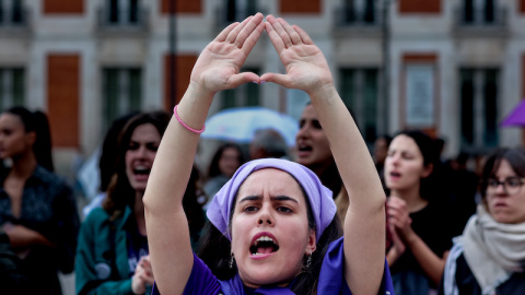 Una mujer protesta haciendo un símbolo feminista con las manos, en Madrid, a 2 de junio de 2023.- EP Una mujer protesta haciendo un símbolo feminista con las manos, en Madrid, a 2 de junio de 2023.- EP