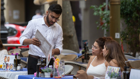 Un camarero atiende a una mesa en las Ramblas, a 15 de junio de 2022, en Barcelona, Catalunya (España).Europa Press Un camarero atiende a una mesa en las Ramblas, a 15 de junio de 2022, en Barcelona, Catalunya (España).Europa Press