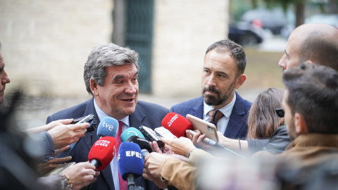 El ministro de Inclusión, Seguridad Social y Migraciones, José Luis Escrivá, ofrece declaraciones a los medios, a su llegada para una reunión con el delegado del Gobierno en el País Vasco. -IÑAKI BERASALUCE / Europa Press El ministro de Inclusión, Seguridad Social y Migraciones, José Luis Escrivá, ofrece declaraciones a los medios, a su llegada para una reunión con el delegado del Gobierno en el País Vasco. -IÑAKI BERASALUCE / Europa Press
