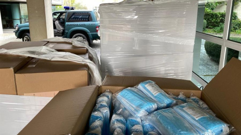 Momento de la llegada de las mascarillas del gobierno central a la delegación del gobierno en la capital alavesa donde a partir del martes se realizará el reparto a la población civil en el País Vasco para hacer frente a la situación generada por la Momento de la llegada de las mascarillas del gobierno central a la delegación del gobierno en la capital alavesa donde a partir del martes se realizará el reparto a la población civil en el País Vasco para hacer frente a la situación generada por la