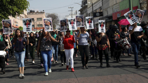 Mujeres y familiares de Ingrid Escamilla protestan para pedir justicia por su feminicidio, este sábado en Ciudad de México (México). Centenares de mujeres marcharon este sábado pacíficamente por la Ciudad de México para recordar a Ingrid Escamilla, Mujeres y familiares de Ingrid Escamilla protestan para pedir justicia por su feminicidio, este sábado en Ciudad de México (México). Centenares de mujeres marcharon este sábado pacíficamente por la Ciudad de México para recordar a Ingrid Escamilla,