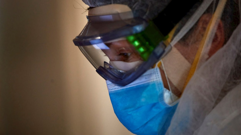 Profesionales sanitarios en el hospital del Mar de Barcelona. / EFE Profesionales sanitarios en el hospital del Mar de Barcelona. / EFE
