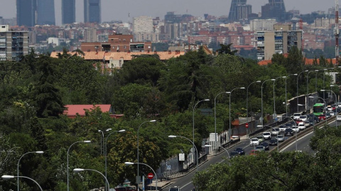 Vista del tráfico en la A-5 con una panorámica de Madrid al fondo. (EFE) Vista del tráfico en la A-5 con una panorámica de Madrid al fondo. (EFE)