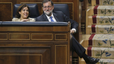 El presidente del Gobierno, Mariano Rajoy, y la vicepresidenta, Soraya Sáenz de Santamaría, durante el pleno del Congreso en el que se ha aprobado el proyecto de los Presupuestos Generales del Estado 2017. EFE/Kiko Huesca El presidente del Gobierno, Mariano Rajoy, y la vicepresidenta, Soraya Sáenz de Santamaría, durante el pleno del Congreso en el que se ha aprobado el proyecto de los Presupuestos Generales del Estado 2017. EFE/Kiko Huesca
