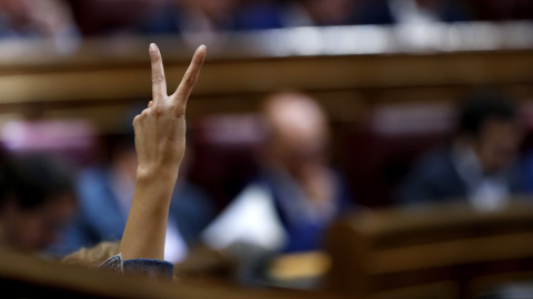 Una diputada socialista indica con los dedos levantados el sentido de la votación durante la última jornada de debate en el Pleno del Congreso de los Presupuestos Generales del Estado de 2017. EFE/Chema Moya Una diputada socialista indica con los dedos levantados el sentido de la votación durante la última jornada de debate en el Pleno del Congreso de los Presupuestos Generales del Estado de 2017. EFE/Chema Moya