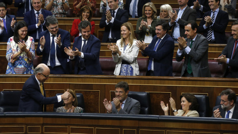 El ministro de Hacienda, Cristóbal Montoro, recibe el aplauso de otros miembros del Gobierno y de diputados de su grupo al superar los Presupuestos Generales del Estado 2017 su aprobación en el pleno del Congreso. EFE/Kiko Huesca El ministro de Hacienda, Cristóbal Montoro, recibe el aplauso de otros miembros del Gobierno y de diputados de su grupo al superar los Presupuestos Generales del Estado 2017 su aprobación en el pleno del Congreso. EFE/Kiko Huesca