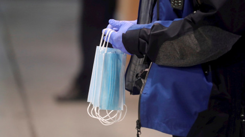 16/04/2020 Un policía hace entrega a los usuarios del transporte público de mascarillas en la estación de Cercanías de Atocha, Madrid. / EFE - JUANJO MARTÍN 16/04/2020 Un policía hace entrega a los usuarios del transporte público de mascarillas en la estación de Cercanías de Atocha, Madrid. / EFE - JUANJO MARTÍN