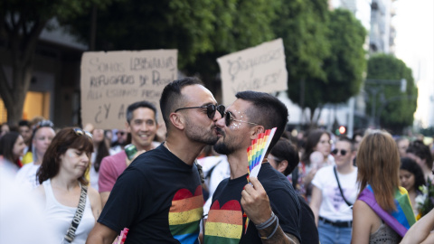 Dos hombres se besan durante la manifestación del Orgullo LGTBI+, a 24 de junio de 2023, en Valencia, Comunidad Valenciana (España). Jorge Gil / Europa Press Dos hombres se besan durante la manifestación del Orgullo LGTBI+, a 24 de junio de 2023, en Valencia, Comunidad Valenciana (España). Jorge Gil / Europa Press