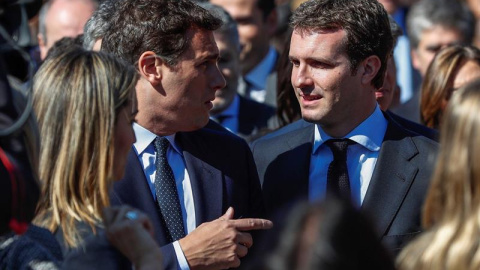 El presidente del PP, Pablo Casado (d), y el presidente de Ciudadanos, Albert Rivera, durante el acto de recuerdo a los 193 fallecidos en los atentados del 11M. /EFE El presidente del PP, Pablo Casado (d), y el presidente de Ciudadanos, Albert Rivera, durante el acto de recuerdo a los 193 fallecidos en los atentados del 11M. /EFE