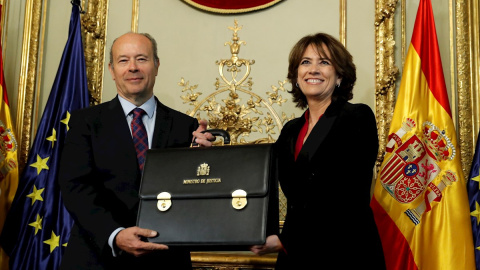 El nuevo ministro de Justicia, Juan Carlos Campo recibe la cartera del ministerio de Justicia, de manos de su antecesora Dolores Delgado, durante el acto de toma de posesión  en el Palacio de Parcent. EFE/Ballesteros