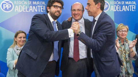 El expresidente de Murcia, Pedro Antonio Sánchez (c); el coordinador general del PP, Fernando Martínez-Maillo (d); y el candidato del PP de Murcia a la Presidencia de la Región, Fernando López Miras (i). EFE El expresidente de Murcia, Pedro Antonio Sánchez (c); el coordinador general del PP, Fernando Martínez-Maillo (d); y el candidato del PP de Murcia a la Presidencia de la Región, Fernando López Miras (i). EFE