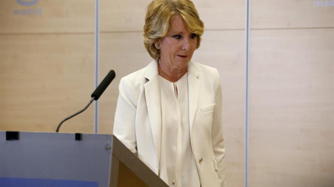 Esperanza Aguirre, durante la comparecencia en la que anuncia su dimisión. EFE/Kiko Huesca Esperanza Aguirre, durante la comparecencia en la que anuncia su dimisión. EFE/Kiko Huesca