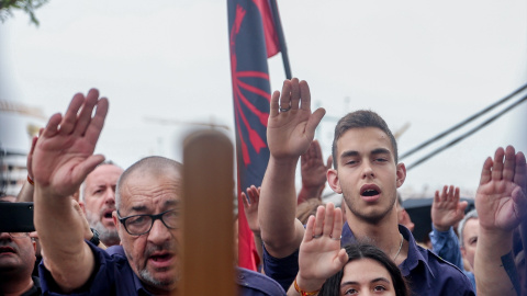 Varios falangistas durante el primer homenaje ante la nueva tumba de José Antonio Primo de Rivera, en el cementerio de San Isidro, a 29 de abril de 2023, en Madrid (España). Ricardo Rubio / Europa Press(Foto de ARCHIVO) Varios falangistas durante el primer homenaje ante la nueva tumba de José Antonio Primo de Rivera, en el cementerio de San Isidro, a 29 de abril de 2023, en Madrid (España). Ricardo Rubio / Europa Press(Foto de ARCHIVO)