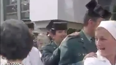 La Guardia Civil durante una Conga, junto a monjas y curas, en una peregrinación a Lourdes pagada con dinero público. La Guardia Civil durante una Conga, junto a monjas y curas, en una peregrinación a Lourdes pagada con dinero público.