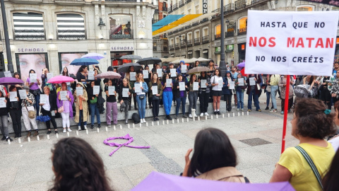 Cientos de personas durante una concentración por los 40 asesinatos machistas en 2023 en la Puerta del Sol, a 2 de junio de 2023. -RICARDO RUBIO / Europa Press Cientos de personas durante una concentración por los 40 asesinatos machistas en 2023 en la Puerta del Sol, a 2 de junio de 2023. -RICARDO RUBIO / Europa Press