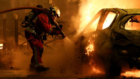 Un bombero junto a un vehículo incendiado durante las protestas en Francia. (Reuters/Stephanie Lecocq) Un bombero junto a un vehículo incendiado durante las protestas en Francia. (Reuters/Stephanie Lecocq)