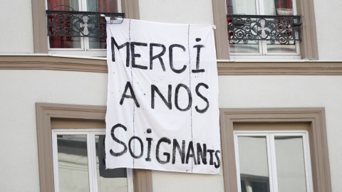 Una pancarta que dice "Gracias a nuestro personal médico" se ve en un balcón para apoyar a los cuidadores y trabajadores, mientras continúa la propagación de la enfermedad por coronavirus, en París. REUTERS / Charles Platiau Una pancarta que dice "Gracias a nuestro personal médico" se ve en un balcón para apoyar a los cuidadores y trabajadores, mientras continúa la propagación de la enfermedad por coronavirus, en París. REUTERS / Charles Platiau