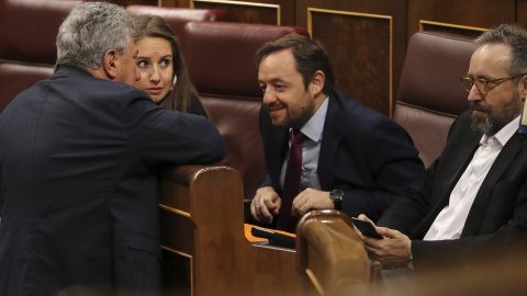El diputado de Nueva Canarias Pedro Quevedo conversa con los diputados de Ciudadanos, Juan Carlos Girauta, Francisco de la Torre y Melisa Rodríguez, durante la segunda sesión del pleno del Congreso para debatir y votar las enmiendas parciales a los Pres
