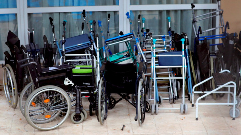Sillas de ruedas y andadores apilados en una residencia de mayores madrileña. EFE/ Juanjo Martín Sillas de ruedas y andadores apilados en una residencia de mayores madrileña. EFE/ Juanjo Martín