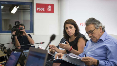 Los socialistas Adriana Lastra y José Félix Tezanos durante un encuentro con los medios para presentar las enmiendas al documento marco del 39 congreso federal del PSOE. | LUCA PIERGIOVANNI (EFE) Los socialistas Adriana Lastra y José Félix Tezanos durante un encuentro con los medios para presentar las enmiendas al documento marco del 39 congreso federal del PSOE. | LUCA PIERGIOVANNI (EFE)