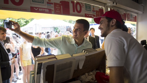 El secretario general del PSOE, Pedro Sánchez, se fotografía durante su visita a la Feria del Libro de Madrid.. EFE/Luca Piergiovanni El secretario general del PSOE, Pedro Sánchez, se fotografía durante su visita a la Feria del Libro de Madrid.. EFE/Luca Piergiovanni