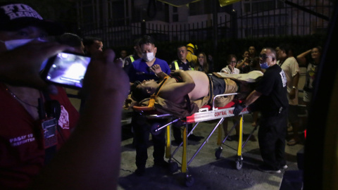 Un herido en el asalto al centro de ocio en Manila es atendido. /REUTERS Un herido en el asalto al centro de ocio en Manila es atendido. /REUTERS