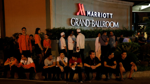Empleados del Resort World evacuados, en la entrada de un hotel cercano, en Manila. REUTERS/Erik De Castro Empleados del Resort World evacuados, en la entrada de un hotel cercano, en Manila. REUTERS/Erik De Castro