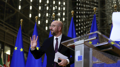 El presidente del Consejo Europeo, Charles Michel, a la llegada a la rueda de prensa tras la cumbre de la UE por teleconferencia. EFE/EPA/FRANCOIS WALSCHAERTS El presidente del Consejo Europeo, Charles Michel, a la llegada a la rueda de prensa tras la cumbre de la UE por teleconferencia. EFE/EPA/FRANCOIS WALSCHAERTS