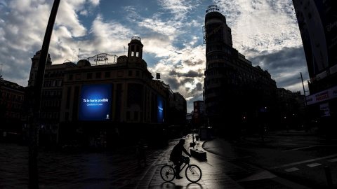 10/04/2020.- Una persona en bicicleta transita entre la plaza de Callao y Gran Vía en Madrid. / EFE - RODRIGO JIMÉNEZ 10/04/2020.- Una persona en bicicleta transita entre la plaza de Callao y Gran Vía en Madrid. / EFE - RODRIGO JIMÉNEZ