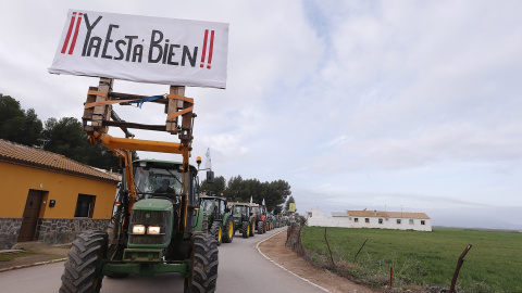 13/02/2020.- Agricultores montados en sus tractores esperan a la entrada de los Llanos de Antequera (Málaga), para revindicar el apoyo al sector primario. EFE/Jorge Zapata 13/02/2020.- Agricultores montados en sus tractores esperan a la entrada de los Llanos de Antequera (Málaga), para revindicar el apoyo al sector primario. EFE/Jorge Zapata