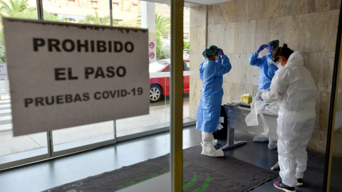 Personal sanitario se prepara para la toma de muestras del test rápido en Almería. EFE/Carlos Barba Personal sanitario se prepara para la toma de muestras del test rápido en Almería. EFE/Carlos Barba