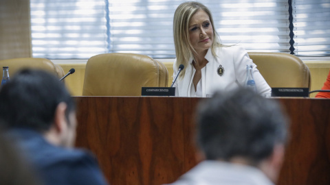 La presidenta regional, Cristina Cifuentes, al inicio de su comparecencia en la comisión de investigación por corrupción de la Asamblea de Madrid sobre los contratos de adjudicación de la cafetería del Parlamento en 2009 y 2011. EFE/Emilio Naranjo La presidenta regional, Cristina Cifuentes, al inicio de su comparecencia en la comisión de investigación por corrupción de la Asamblea de Madrid sobre los contratos de adjudicación de la cafetería del Parlamento en 2009 y 2011. EFE/Emilio Naranjo
