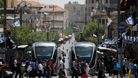 Viandantes cruzan la calle en Jerusalén /REUTERS (Amir Cohen)