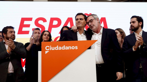 El líder de Ciudadanos, Albert Rivera (c), y el secretario general, José Manuel Villegas (2-d), durante la valoración de las elecciones del 10-N. EFE/Mariscal El líder de Ciudadanos, Albert Rivera (c), y el secretario general, José Manuel Villegas (2-d), durante la valoración de las elecciones del 10-N. EFE/Mariscal