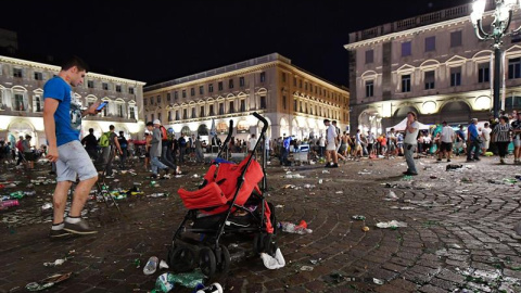La plaza de San Carlo de Turín, tras la estampida durante la retransmisión del partido Juventus-Madrid. / ALESSANDRO DI MARCO (EFE) La plaza de San Carlo de Turín, tras la estampida durante la retransmisión del partido Juventus-Madrid. / ALESSANDRO DI MARCO (EFE)