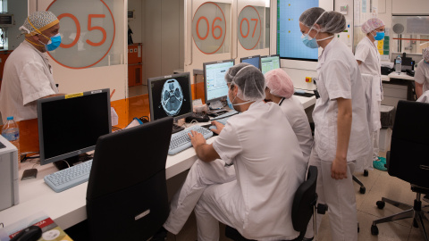 Professionals sanitaris atenen malalts de coronavirus a l'Hospital Clínic. FRANCISCO AVIA / HOSPITAL CLÍNIC Professionals sanitaris atenen malalts de coronavirus a l'Hospital Clínic. FRANCISCO AVIA / HOSPITAL CLÍNIC