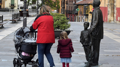GRAF6945. LEÓN, 27/04/2020.- Una familia pasea por la plaza de la Catedral de León este lunes, durante el segundo día en el que casi seis millones de niños menores de 14 años pueden salir a la calle una hora al día, junto a un adulto y a un kilómet GRAF6945. LEÓN, 27/04/2020.- Una familia pasea por la plaza de la Catedral de León este lunes, durante el segundo día en el que casi seis millones de niños menores de 14 años pueden salir a la calle una hora al día, junto a un adulto y a un kilómet