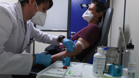 Personal sanitario realiza a un paciente un test rápido de anticuerpos. EP Personal sanitario realiza a un paciente un test rápido de anticuerpos. EP