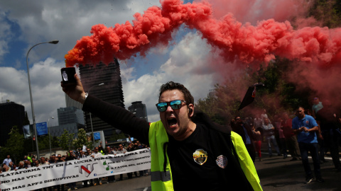 Un conductor de taxi sostiene una bengala durante la protesta contra las empresas de economía colaborativa como Uber, a las que acusan de 'dumping', este miércoles en Madrid. REUTERS/Susana Vera Un conductor de taxi sostiene una bengala durante la protesta contra las empresas de economía colaborativa como Uber, a las que acusan de 'dumping', este miércoles en Madrid. REUTERS/Susana Vera