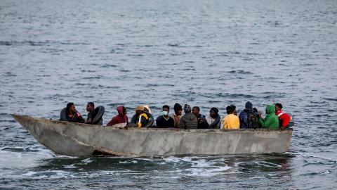 23 de junio de 2023, Túnez, Sfax: Una pequeña embarcación que transportaba inmigrantes aparece en el mar Mediterráneo, después de ser interceptada por la Guardia Nacional Marítima de Túnez y devuelta a la costa de la ciudad de Sfax, en el sur de T 23 de junio de 2023, Túnez, Sfax: Una pequeña embarcación que transportaba inmigrantes aparece en el mar Mediterráneo, después de ser interceptada por la Guardia Nacional Marítima de Túnez y devuelta a la costa de la ciudad de Sfax, en el sur de T