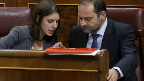 El nuevo portavoz parlamentario del PSOE, José Luis Ábalos, conversa con la portavoz de Unidos Podemos, Irene Montero, durante tarde en el pleno del Congreso, en la primera sesión de debate y votación de enmiendas parciales a los Presupuestos Generale El nuevo portavoz parlamentario del PSOE, José Luis Ábalos, conversa con la portavoz de Unidos Podemos, Irene Montero, durante tarde en el pleno del Congreso, en la primera sesión de debate y votación de enmiendas parciales a los Presupuestos Generale