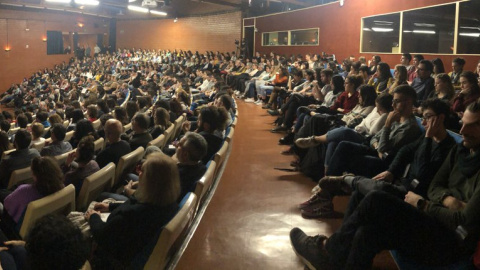 Una imatge de l'Aula Magna de la Facultat de Biologia de la UB plena de gom a gom en l'acte sobre el coronavirus. @GeneticsUB Una imatge de l'Aula Magna de la Facultat de Biologia de la UB plena de gom a gom en l'acte sobre el coronavirus. @GeneticsUB