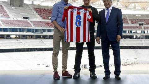El actor Tom Cruise posando esta semana en el futuro estadio Wanda Metropolitano junto a Enrique Cerezo y Saúl Ñíguez. /EFE El actor Tom Cruise posando esta semana en el futuro estadio Wanda Metropolitano junto a Enrique Cerezo y Saúl Ñíguez. /EFE