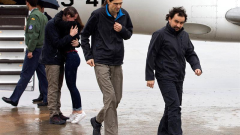 Ángel Sastre, José Manuel López y Antonio Pampliega (abrazando a un familiar) a su llegada a la Base äerea de Torrejón de Ardoz, en Madrid. - EFE Ángel Sastre, José Manuel López y Antonio Pampliega (abrazando a un familiar) a su llegada a la Base äerea de Torrejón de Ardoz, en Madrid. - EFE